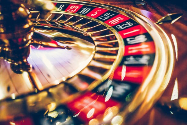 Diamond Empire bonus feature with free spins counter on hometogel link mobile screen